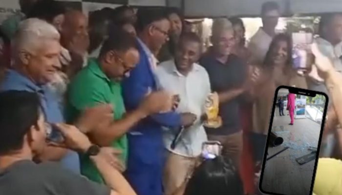 Edy Kakai, presidente do Grupo Gay da Bahia, durante protesto na prefeitura.