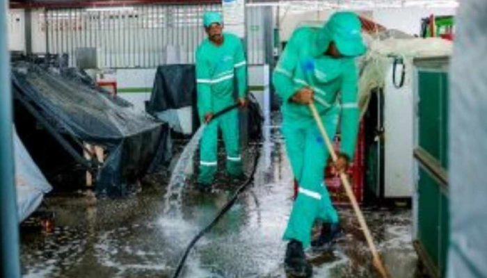 Equipe de limpeza trabalhando no Mercado Municipal Jeová Jireh em Simões Filho