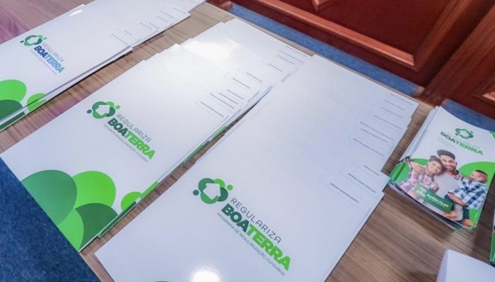 Equipe do Programa Regulariza Boa Terra realiza visitas domiciliares no bairro Ponto Parada, Simões Filho.