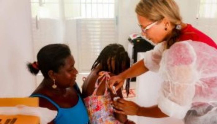 Equipe médica realiza atendimentos gratuitos no mutirão de saúde da Comunidade Quilombola Rio dos Macacos.