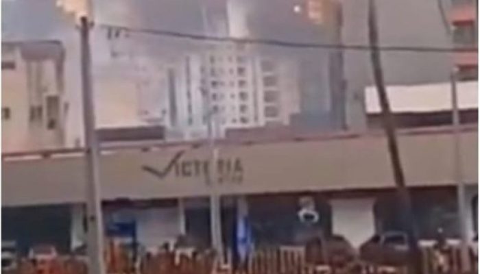 Obra da Rede Mix em Salvador pega fogo e gera riscos. Ação imediata evita maiores danos.