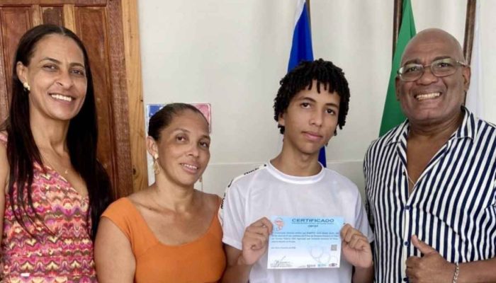 Estudante Heberth Luan segurando medalha de bronze da OBFEP em Simões Filho