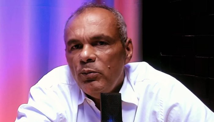 Vereador Genivaldo Lima fazendo denúncia compra irregular terrenos Simões Filho