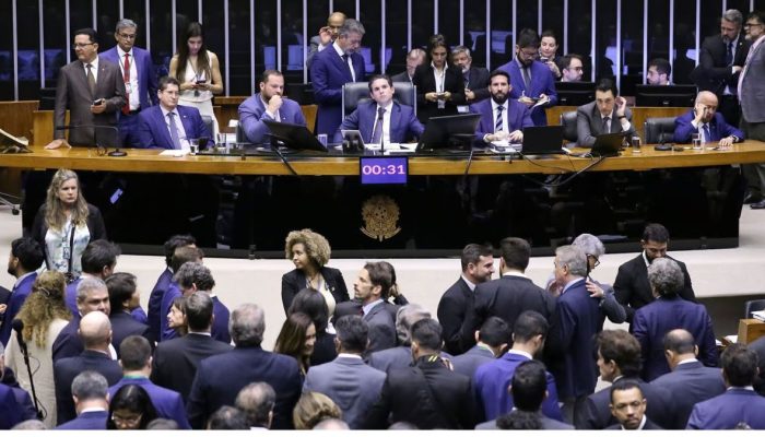 Vitória do povo: Câmara aprova isenção do IR até R$ 5 mil e enfrenta resistência do Centrão e da extrema direita.