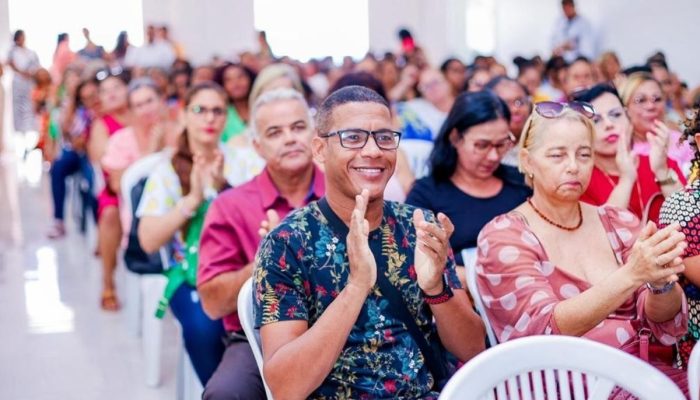 Imagem de educadores participando da Jornada Pedagógica 2025 em Simões Filho, com atividades de formação e planejamento para o ano letivo.