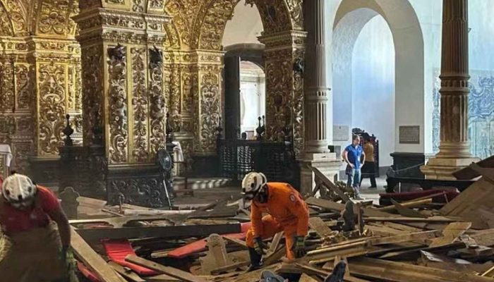 Imagem do desabamento do teto da Igreja de São Francisco de Assis, conhecida como igreja de ouro, em Salvador.
