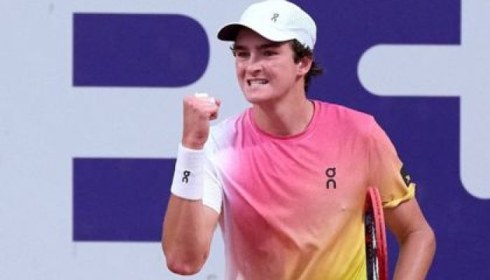 João Fonseca comemora vitória no ATP 250 de Buenos Aires.