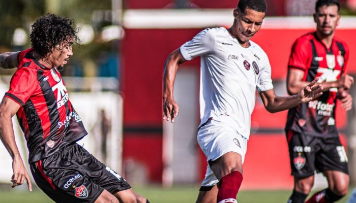 Jogadores comemorando empate do Vitória com Jacuipense