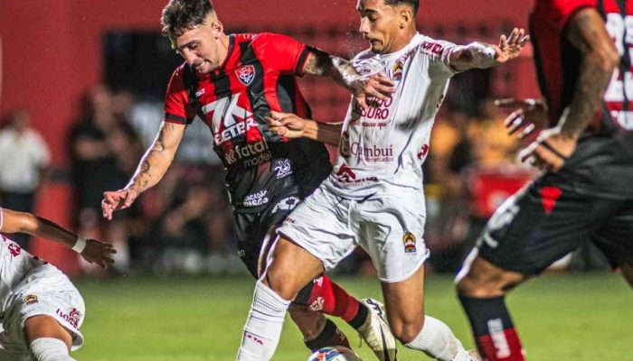 Jogadores do Vitória comemoram gol contra o Porto Seguro no Barradão