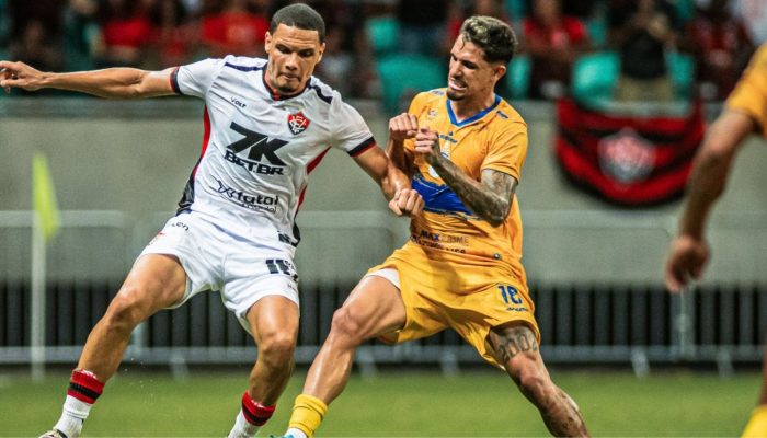 Jogadores do Vitória comemorando gol contra o Colo-Colo na Arena Fonte Nova.