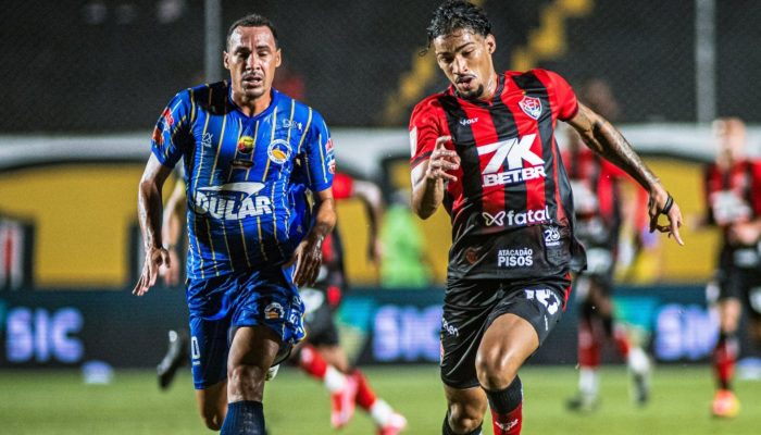 Jogadores do Vitória comemorando gol durante partida contra o Jacobina no Barradão