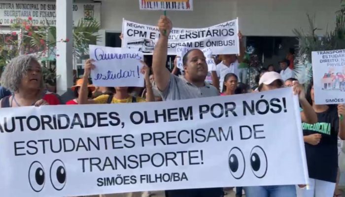 Estudantes protestam contra descaso da prefeitura sobre transporte universitário