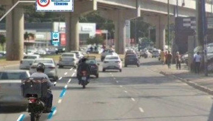 Motofaixa experimental na Avenida Bonocô em Salvador, com sinalização azul no asfalto.