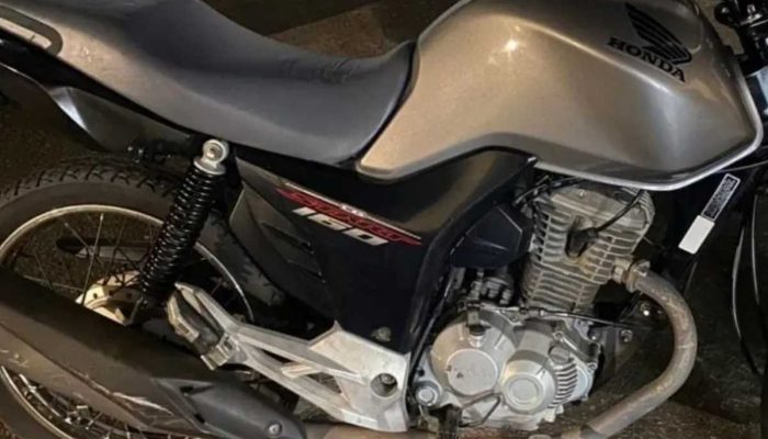 Policiais abordam moto Honda CG 160 cinza com placa falsa em Simões Filho