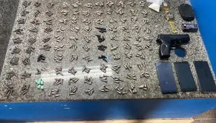 Policiais apreendem drogas e simulacro de arma durante operação em Simões Filho