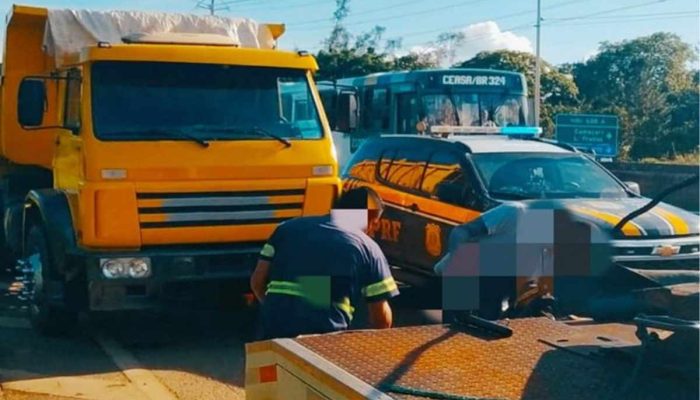 Policiais rodoviários fiscalizando caminhão com irregularidades na BR 324 em Simões Filho