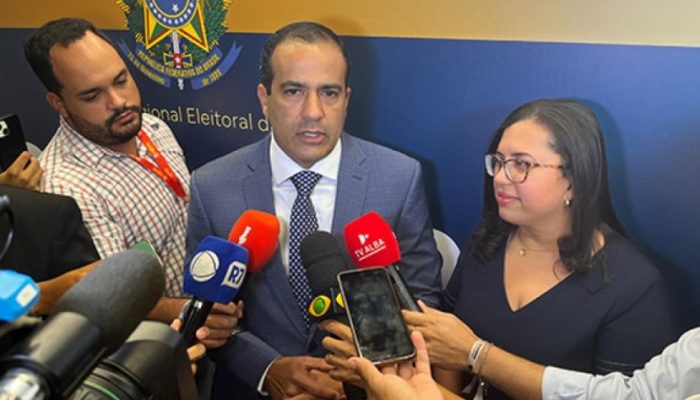 Prefeito Bruno Reis discursando durante cerimônia de diplomação na Casa do Comércio em Salvador.