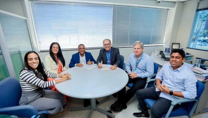 Prefeito Del assina contrato para construção de 480 moradias no bairro Cristo Rei, Simões Filho.