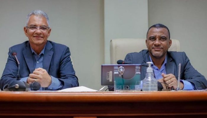 Prefeito Del enfrentando desafios administrativos em Simões Filho