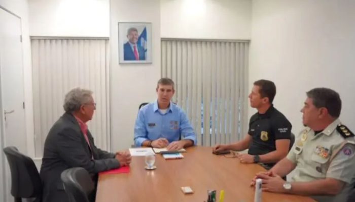 Prefeito Luiz Caetano e secretário Marcelo Werner discutem segurança pública em Camaçari.