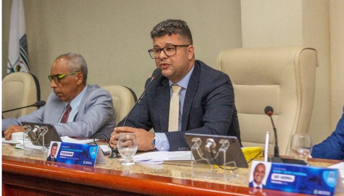 A Câmara de Simões Filho alterou temporariamente o horário das sessões para 18h às 21h devido às reformas. A medida é provisória e visa manter a continuidade dos trabalhos legislativos.