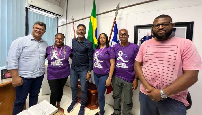 Reunião na Câmara de Simões Filho sobre fibromialgia e Fevereiro Roxo com vereadores e representantes.