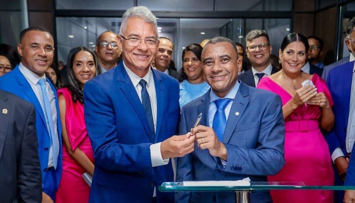 Prefeito Devaldo Soares e ex-prefeito Diógenes Tolentino durante a cerimônia de anúncio do secretariado em Simões Filho.