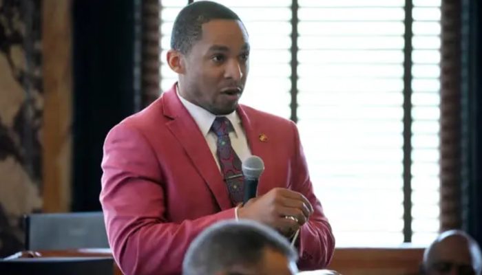 Senador Bradford Blackmon propõe lei sobre fertilização masculina.