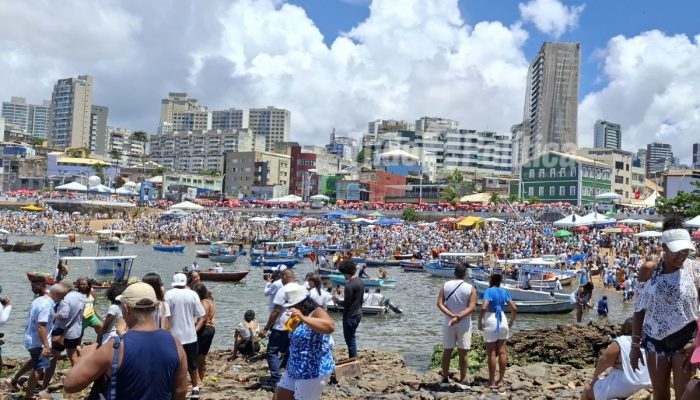 Termômetro marca 35,2°C durante festa de Iemanjá na Bahia.