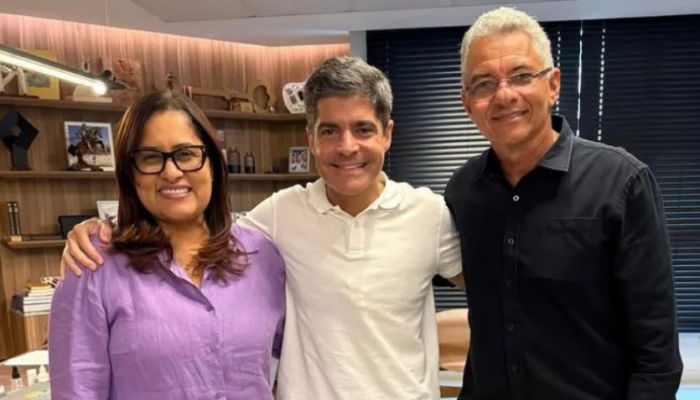 ACM Neto abraçado com Kátia Oliveira e Dinha em contexto político, rumores sobre eleições 2026 na Bahia