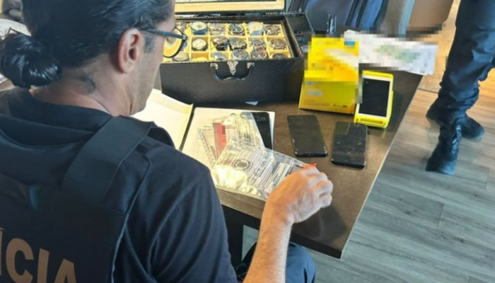 Agentes da Polícia Federal durante operação contra fraude bancária em investigação milionária