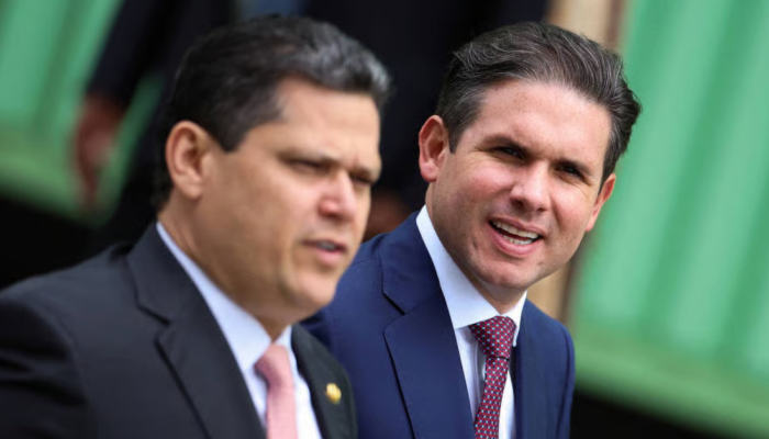Plenário do Congresso Nacional em Brasília durante sessão legislativa, com parlamentares sentados em suas bancadas.