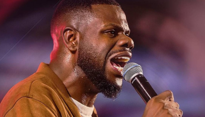 Apresentação musical durante a Semana da Cultura Gospel na Praça da Bíblia, com artistas locais no palco