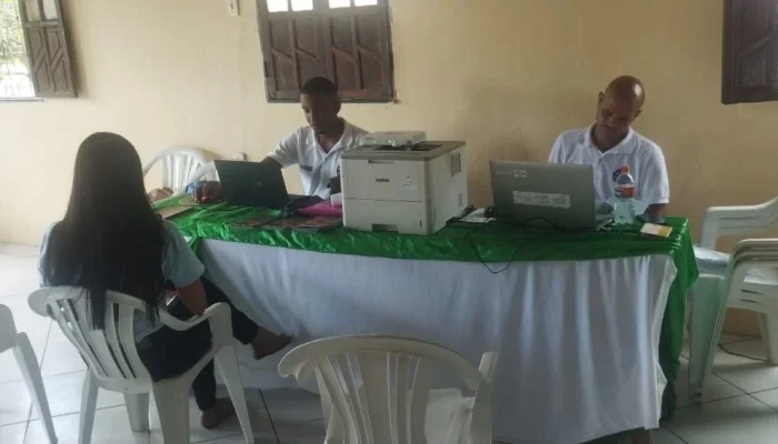 Escritório móvel da Embasa em Simões Filho atendendo população local