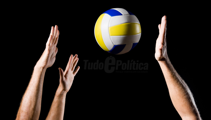 Atletas disputando partida de vôlei no ginásio durante campeonato em Simões Filho