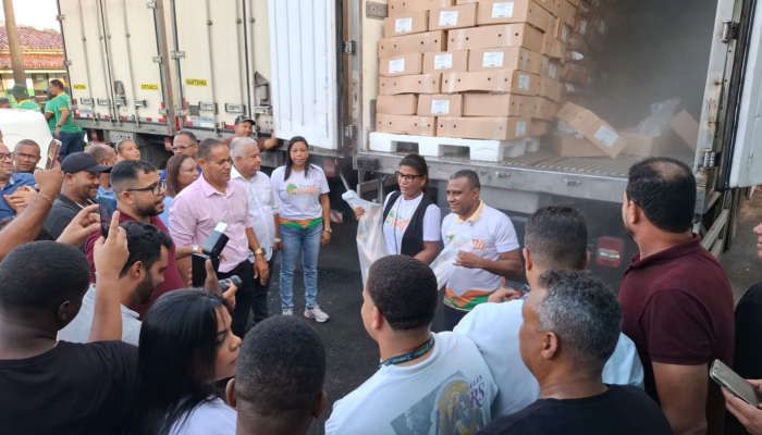 Abertura de caminhões com peixes durante início da distribuição da Semana Santa em Simões Filho