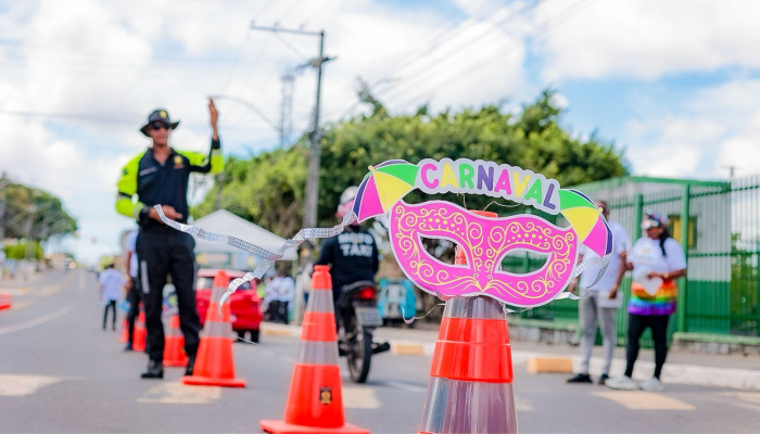 Blitz educativa com agentes de trânsito orientando motoristas durante ação preventiva no período carnavalesco