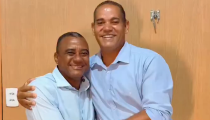 Vereador Bombeiro Motta ao lado do prefeito Del Soares após anunciar apoio político em Simões Filho