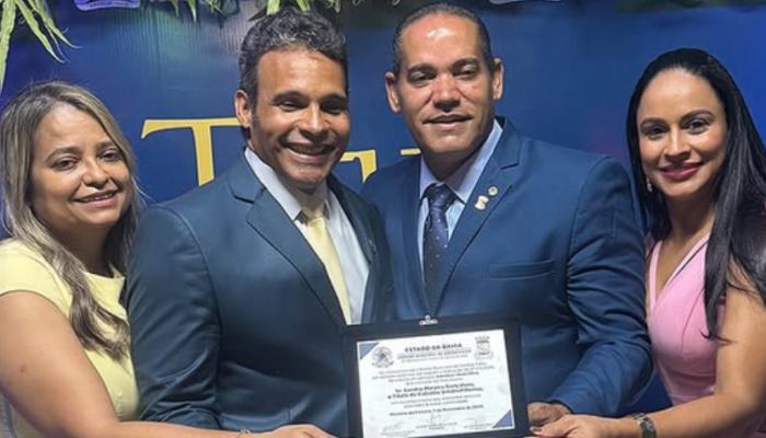 Bombeiro Motta entrega título de cidadão simõesfilhense a Sandro Moreira durante homenagem em Simões Filho