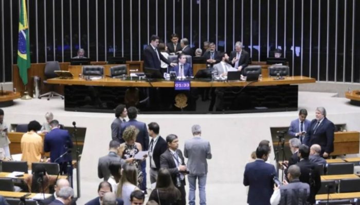Deputados aprovam urgência para isenção do imposto de renda até R$ 5 mil