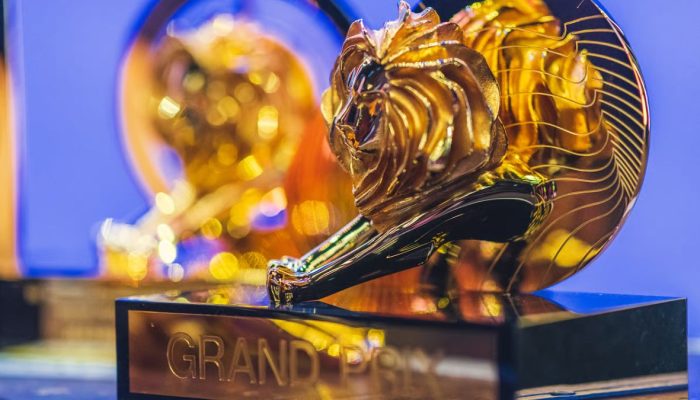 Agência DM9 teve Grand Prix revogado após fraude com IA vir à tona.