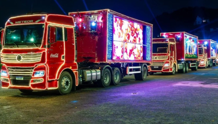 caravana iluminada coca cola simões filho passando pelas ruas da cidade