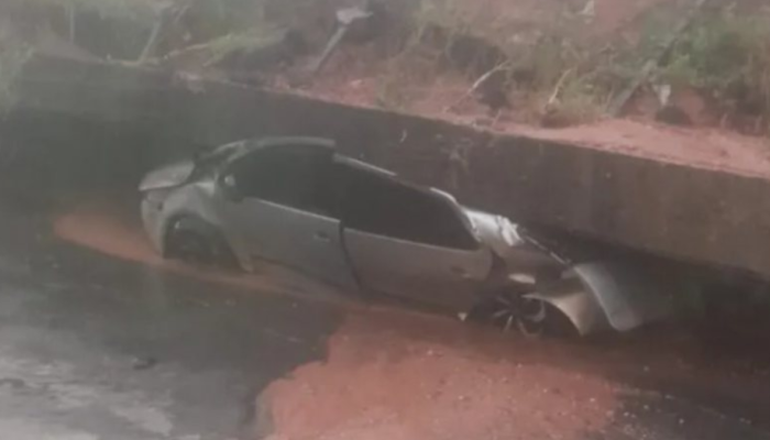 Carro é destruído por deslizamento de terra durante chuva em Simões Filho