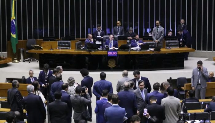 Congresso aprova medidas polêmicas que afetam população e meio ambiente