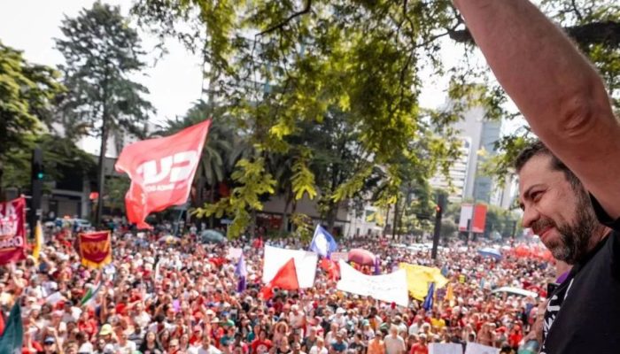 Manifestantes marcham contra anistia em São Paulo.