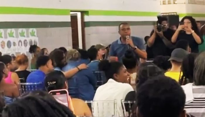 Prefeito de Simões Filho é vaiado durante lançamento de programa