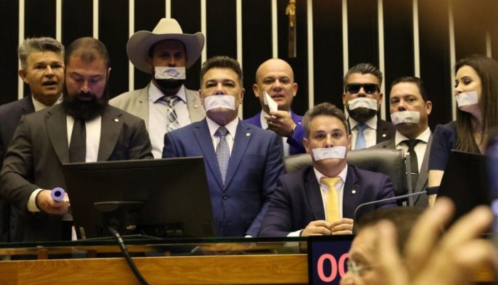 Deputados bolsonaristas articulando no plenário para aprovar blindagem contra ações da Justiça