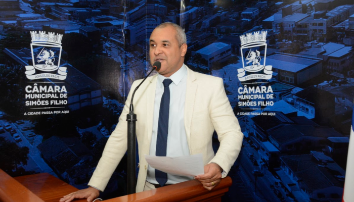 Sid Serra em plenário, durante a sessão ordinária em que comunicou a decisão.