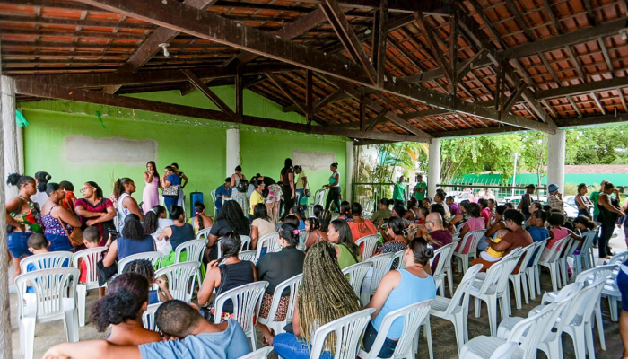 Entrega de cestas básicas para famílias atípicas em ação social em Simões Filho
