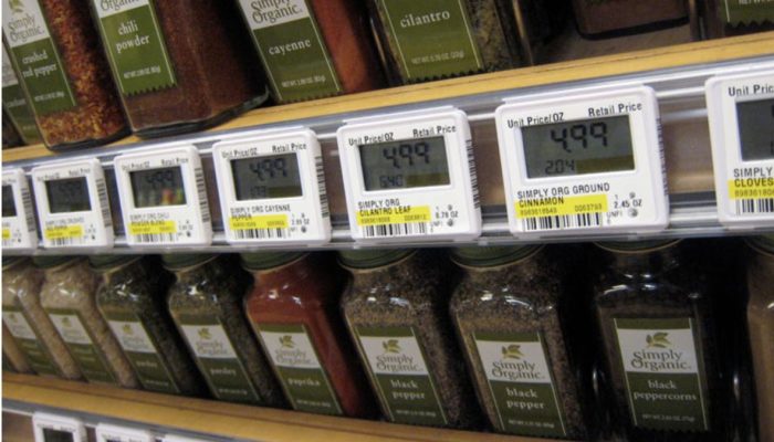 Etiqueta digital em prateleira de supermercado com preço alterado automaticamente